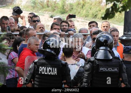 (150730) -- SARAJEVO, 30. Juli 2015 -- Polizeibeamte konfrontieren Demonstranten am 30. Juli 2015 vor dem Parlamentsgebäude der Föderation Bosnien und Herzegowina in Sarajevo, Bosnien und Herzegowina. Tausende von Arbeitern protestierten hier am Donnerstag gegen die Abstimmung des parlaments über das neue Arbeitsgesetz. ) BOSNIEN UND HERZEGOWINA-SARAJEVO-PROTEST Fena PUBLICATIONxNOTxINxCHN 150730 Sarajevo Juli 30 2015 Polizeibeamte konfrontieren Demonstranten vor dem Parlamentsgebäude der Föderation Bosnien und Herzegowina in Sarajevo Bosnien und Herzegowina AM 30 2015. Juli protestierten Tausende von Arbeitern gegen H Stockfoto