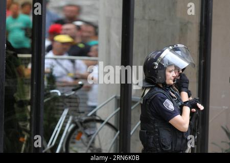 (150730) -- SARAJEVO, 30. Juli 2015 -- Polizeibeamte stehen bei einem Protest vor dem Parlamentsgebäude der Föderation Bosnien und Herzegowina in Sarajevo, Bosnien und Herzegowina, am 30. Juli 2015, wachsam. Tausende von Arbeitern protestierten hier am Donnerstag gegen die Abstimmung des parlaments über das neue Arbeitsgesetz. ) BOSNIEN UND HERZEGOWINA-SARAJEVO-PROTEST Fena PUBLICATIONxNOTxINxCHN 150730 Sarajevo Juli 30 2015 Polizeibeamte stehen bei einem Protest vor dem Parlamentsgebäude der Föderation Bosnien und Herzegowina in Sarajevo Bosnien und Herzegowina AM 30 2015. Juli in Tausenden W in Wachdienst Stockfoto