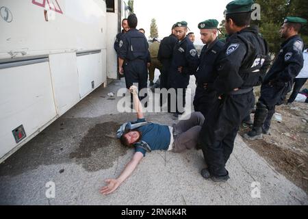 (150730) -- JERUSALEM, 30. Juli 2015 -- israelische Sicherheitskräfte blicken auf einen jüdischen Siedler, der am 30. Juli 2015 in der Siedlung Sa-nur im nördlichen Westjordanland am Boden liegt. Israelische Sicherheitskräfte evakuierten am Donnerstag etwa 200 Siedler aus dem Ort der ehemaligen illegalen Siedlung der Sa-nur im nördlichen Westjordanland, sagte ein Militärsprecher in einer Erklärung. Seit Sa-nur im Rahmen des Disengagement Plans von 2005 aus Gaza evakuiert wurde, haben ehemalige Sa-nur-Bewohner mehrere Versuche unternommen, ihre Siedlung wieder aufzubauen. MIRI TZACHI) ISRAEL AUS MIDEAST-WEST BANK-ILLEGALE SIEDLUNG Stockfoto