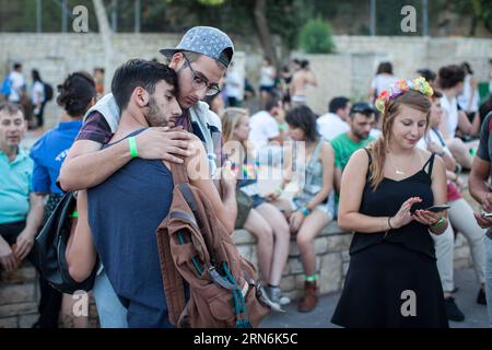 (150730) -- JERUSALEM, 30. Juli 2015 -- zwei Männer trösten sich nach einem Messerangriff während der jährlichen Gay Pride Parade in Jerusalem am 30. Juli 2015. Sechs Menschen wurden bei Jerusalems jährlicher Gay-Pride-Parade am Donnerstag bei einem der schwersten Angriffe auf die Gay-Community in Israel erstochen, sagten israelische Beamte und Augenzeugen Xinhua. Ein Polizeisprecher sagte, dass der Angreifer gefangen genommen und als Yishai Schlissel identifiziert wurde, ein jüdischer ultra-orthodoxer Mann, der 2005 einen ähnlichen Angriff verübte, bei dem drei Menschen verletzt wurden. Schlissel wurde erst vor drei Wochen aus dem Gefängnis entlassen. Emil Salman) MI Stockfoto