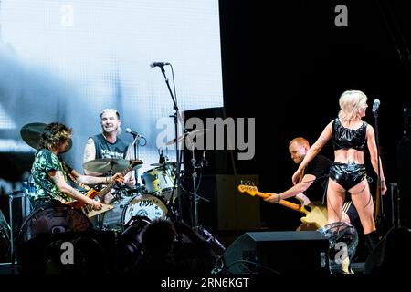 Amyl and the Sniffers – Amy Taylor and Whole Band – On the Mountain Stage beim Green man Festival in Wales, Großbritannien, August 2023. Foto: Rob Watkins Stockfoto