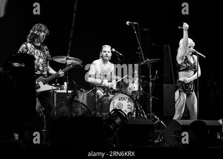 Amyl and the Sniffers – Amy Taylor and Whole Band – On the Mountain Stage beim Green man Festival in Wales, Großbritannien, August 2023. Foto: Rob Watkins Stockfoto