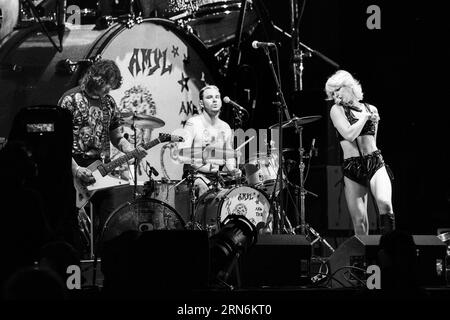 Amyl and the Sniffers – Amy Taylor and Whole Band – On the Mountain Stage beim Green man Festival in Wales, Großbritannien, August 2023. Foto: Rob Watkins Stockfoto