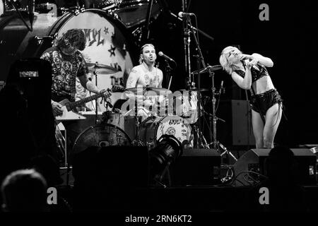 Amyl and the Sniffers – Amy Taylor and Whole Band – On the Mountain Stage beim Green man Festival in Wales, Großbritannien, August 2023. Foto: Rob Watkins Stockfoto