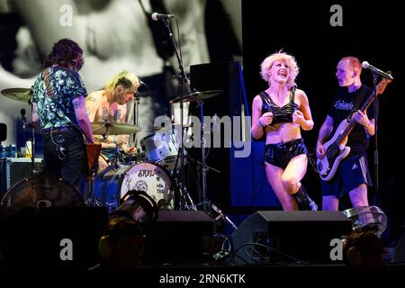 Amyl and the Sniffers – Amy Taylor and Whole Band – On the Mountain Stage beim Green man Festival in Wales, Großbritannien, August 2023. Foto: Rob Watkins Stockfoto