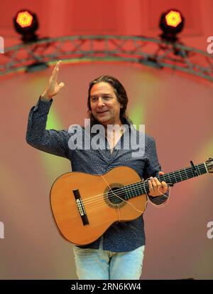 KULTUR Rheingau Musikfestival in Wiesbaden der spanische Flamenco-Gitarrist Tomatito begrüßt das Publikum bei seinem Konzert während des Rheingao Music Festivals im Kurpark Wiesbaden am 31. Juli 2015. Das Rheingao Music Festival findet vom 27. Juni bis 12. September statt. ) DEUTSCHLAND-WIESBADEN-RHEINGAO MUSIK FESTIVAL-TOMATITO LuoxHuanhuan PUBLICATIONxNOTxINxCHN Kultur Rheingau Musik Festival in Wiesbaden der spanische Flamenco Gitarrist Tomatito begrüßt das Publikum BEI seinem Konzert während des Rheingao Musik Festivals IM Park Wiesbaden Deutschland AM 31 2015. Juli das Rheingao Musik Festival IST Held von Juni 27 bis Juni Stockfoto