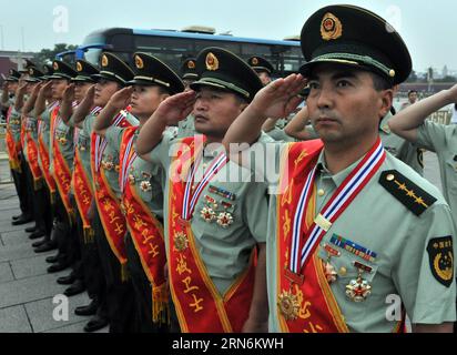 Jahrestag der Gründung Soldatinnen und Soldaten grüßen während einer nationalen Flaggenhisserei auf dem Tian-Anmen-Platz in Peking, Hauptstadt Chinas, am 1. August 2015. Am 1. August fand hier eine nationale Fahnenstiftung statt, um den 88. Jahrestag der Gründung der chinesischen Volksbefreiungsarmee zu feiern und Peking und Zhangjiakou zu gewinnen, um die Olympischen Winterspiele 2022 auszurichten. ) (Zwx) CHINA-BEIJING-FLAG-RAISING CEREMONY(CN) TangxZhaoming PUBLICATIONxNOTxINxCHN News aktuelle Ereignisse Peopleu0026#39;s Befreiungsarmee China Anniversary The EstNG Stockfoto