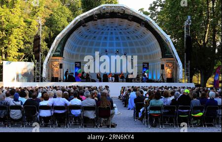 KULTUR Rheingau Musikfestival in Wiesbaden der spanische Flamenco-Gitarrist Tomatito tritt am 31. Juli 2015 bei seinem Konzert während des Rheingao Music Festivals im Kurpark Wiesbaden auf. Das Rheingao Music Festival findet vom 27. Juni bis 12. September statt. ) DEUTSCHLAND-WIESBADEN-RHEINGAO MUSIK FESTIVAL-TOMATITO LuoxHuanhuan PUBLICATIONxNOTxINxCHN Kultur Rheingau Musik Festival in Wiesbaden der spanische Flamenco Gitarrist Tomatito konzertiert während des Rheingao Musik Festivals IM Park Wiesbaden Deutschland AM 31 2015. Juli das Rheingao Musik Festival IST Held vom 27. Juni bis 12. September Deutschland W Stockfoto