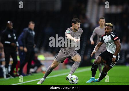 LONDON, UK - 29. August 2023: Ben Davies von Tottenham Hotspur trifft Adama Traore von Fulham FC während des zweiten Spiels des EFL Cup zwischen Fulham F Stockfoto