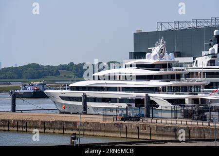 Oceanco Werft in Alblasserdam, spezialisiert auf den Bau von Mega-Yachten, Luxusyachten, am Fluss Noord, Südholland, vor der H3 Yacht, 105 ME Stockfoto