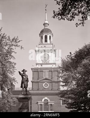 1950ER-JAHRE COMMODORE JOHN BARRY STATUE VATER DER AMERIKANISCHEN MARINE WÄHREND DER AMERIKANISCHEN REVOLUTION UNABHÄNGIGKEITSHALLE PHILADELPHIA PA USA - P2265 HAR001 HARS EXTERIEUR FÜHRUNG NIEDRIGER WINKEL PA PARKS KONTINENTALSTOLZ 1776 AUTORITÄT POLITIK KRIEG DER UNABHÄNGIGKEIT UHR GESICHT BELL TOWER COMMONWEALTH KONZEPTIONELLE KEYSTONE STATE LEXINGTON RALEIGH REVOLTE US-AMERIKANISCHER REVOLUTIONÄRER KRIEG COMMODORE NATIONAL PARK 1770ER JAHRE ALLIANCE BARRY KOLONIEN BEFEHLIGTE FLAGGENOFFIZIER NATIONAL PARK SERVICE SOUTH SIDE SCHWARZ-WEISSE STADT DER BRÜDERLICHEN LIEBE ERKLÄRUNG DER UNABHÄNGIGKEIT HAR001 ALTMODISCH Stockfoto