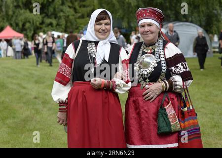 (150802) -- OBINITSA, 2. Aug. 2015 -- Frauen in traditionellem Seto-Kostüm besuchen die Seto-Königreichsfeier in Obinitsa, Estland, 2. Aug. 2015. Das diesjährige Seto Kingdom feiert in Obinitsa, der finno-ugrischen Kulturhauptstadt 2015. Die ethnischen Gruppen der Seto aus Estland und dem westlichen Teil der russischen Oblast Pskow versammelten sich in Obinitsa, um an der Feier teilzunehmen und den diesjährigen König von Seto zu wählen, dessen Aufgabe es wäre, die Seto-Kultur zu schützen und zu fördern. ) (Djj) ESTLAND-OBINITSA-SETO VOLKSFEIER SergeixStepanov PUBLICATIONxNOTxINxCHN 150802 Aug 2 2015 Frauen in Tra Stockfoto