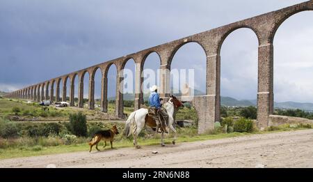 (150802) -- HIDALGO, 2. August 2015 -- Eine Person reitet am 2. August 2015 vor einem Abschnitt des Padre Tembleque Aquädukts in Zempoala, Bundesstaat Hidalgo, Mexiko. Das Hydrauliksystem des Padre Tembleque Aqueduct wurde vor mehr als 443 Jahren gebaut und ist ein hervorragendes Beispiel für die Entwicklung der Hydrauliksysteme in Amerika. Das Hydrauliksystem des Padre Tembleque Aqueduct wurde Anfang Juli 2015 von der UNESCO zum Weltkulturerbe erklärt. Isaias Hernandez/NOTIMEX) (da) MEXIKO-HIDALGO-UNESCO-KULTURERBE e NOTIMEX PUBLICATIONxNOTxINxCHN 150802 Hidalgo Aug Stockfoto