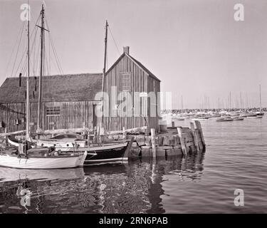 1960ER JAHRE MOTIV # 1 HUMMER SHED ON BRADLEY WHARF IN THE HARBOR ROCKPORT MA USA - R17535 HAR001 HARS WHARF SCHWARZ-WEISS HAR001 MOTIV ALTMODISCH Stockfoto