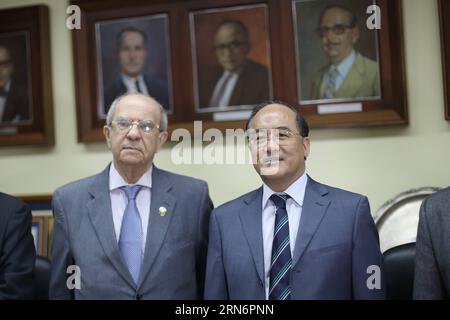 Wang Wei Hua (R), Vertreter des Büros für kommerzielle Entwicklung Chinas in Panama, und Rektor der Universität Panama Gustavo Garcia de Paredes posieren für ein Foto während der Unterzeichnung einer Vereinbarung über die Gründung des Konfuzius-Instituts durch China mit der Universität Panama, in Panama City, Hauptstadt von Panama, am 4. August 2015. Das Konfuzius-Institut ist ein gemeinnütziges Institut, das sich zum Ziel gesetzt hat, die Sprache und Kultur Chinas zu fördern und den Unterricht der chinesischen Sprache weltweit durch assoziierte Konfuzius-Institute zu unterstützen. ) PANAMA-PANAMA-STADT-KONFUZIUS-INSTITUT MAURISCH Stockfoto