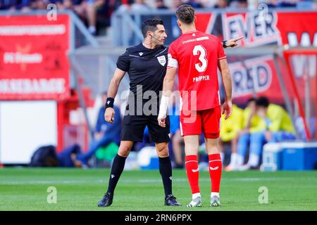 ENSCHEDE, NIEDERLANDE - AUGUST 31: Schiedsrichter Fabio Maresca und Robin Propper (FC Twente) während der UEFA Europa Conference League: Play Off Round Second Stockfoto