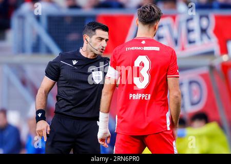 ENSCHEDE, NIEDERLANDE - AUGUST 31: Schiedsrichter Fabio Maresca und Robin Propper (FC Twente) während der UEFA Europa Conference League: Play Off Round Second Stockfoto