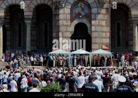 (150805) -- BELGRAD, 5. August 2015 -- Patriarch der serbisch-orthodoxen Kirche Irinej, Metropolit von Montenegro und Littoral, Amfilohije Radovic, hält eine heilige Prozession in der Markuskirche zu Ehren der Opfer der Operation Storm 1995 in Belgrad am 5. August 2015 ab. Auf dem Banner unter ihnen steht "Sturm ist Verbrechen". Serbien und die Republika Srpska, eine Einheit von Bosnien und Herzegowina, feierten am Dienstag gemeinsam den 20. Jahrestag der Vertreibung von Serben im Rahmen einer kroatischen Militäroperation. ) SERBIEN-BELGRAD-GEDENKOPFER-OPERATION STURM NEMANJAXCABRIC PUBLICATIONX Stockfoto