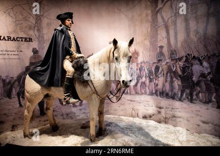 Mount VERNON George Washington Exhibit Alexandria VA // MOUNT VERNON, Alexandria, VA — Eine Museumsausstellung am Mount Vernon zeigt die Führung von General George Washington während des Unabhängigkeitskrieges. Das historische Anwesen diente mehr als vier Jahrzehnte lang als Wohnhaus Washingtons und wurde als Museum und Bildungszentrum erhalten. Mount Vernon, der am Potomac River liegt, enthält das Herrenhaus, Nebengebäude, Gärten und die Gräber von George und Martha Washington. Das Hotel bietet Besuchern einen Einblick in das Leben und das Erbe von Amerikas erstem Präsidenten, mit historischen Möbeln und Kunstwerken Stockfoto