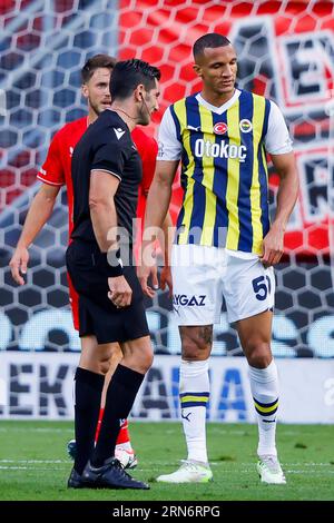 ENSCHEDE, NIEDERLANDE - AUGUST 31: Schiedsrichter Fabio Maresca und Rodrigo Becao (Fenerbahce) während der UEFA Europa Conference League: Play Off Round Secon Stockfoto