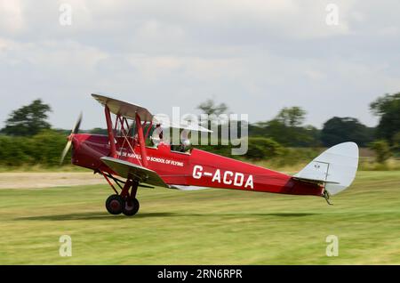 Tiger Moth G-ACDA war der Prototyp der Gipsy Major Powered DH82A Tiger Moth und trat 1933 der de Havilland School of Flying bei. In Little Gransden, Großbritannien Stockfoto