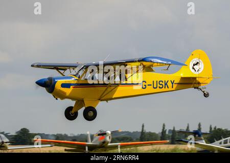 Aviat A-1B Husky-Flugzeug G-USKY, zweisitziges Hochflügel-Kompaktflugzeug, gebaut von Aviat Aircraft aus Afton, USA. Landung in Little Gransden, Großbritannien Stockfoto