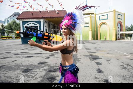 (150806) -- CHANGCHUN, 06. August 2015 -- Ein ausländischer Entertainer tritt in Changchun Film Century City in Changchun auf, der Hauptstadt der nordöstlichen chinesischen Provinz Jilin, Agu. 6, 2015. Mehr als 8 Millionen einheimische und internationale Touristen haben diesen Film-Themenpark besucht, der erste in China seit seiner Eröffnung vor 10 Jahren. ) (Yl) CHINA-JILIN-CHANGCHUN-FILM CENTURY CITY(CN) WangxHaofei PUBLICATIONxNOTxINxCHN 150806 Changchun Aug 06 2015 ein ausländischer Entertainer tritt IN DER Changchun Film CENTURY City in Changchun Hauptstadt Nordostchinas S Jilin Provinz AGU 6 2015 auf mehr als 8 Millionen Inland und Internati Stockfoto