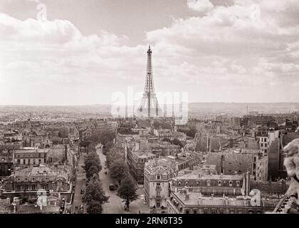 EIFFELTURM AUS DEN 1950ER-JAHREN 1960ER-JAHRE IM 7. ARRONDISSMENT MIT BLICK NACH SÜDEN VON DER SPITZE DER ARC DE TRIOMPHE STADT PARIS FRANKREICH - R3126 HAR001 HARS IMMOBILIEN KONZEPT 7. KONZEPT DE STRUKTUREN STÄDTE GEBÄUDE PANORAMA SYMBOLISCH ARRONDISSEMENT KONZEPTE KREATIVITÄT TOURISTENATTRAKTION ARC DE TRIOMPHE SCHWARZ-WEISSE STADTLANDSCHAFT HAR001 WAHRZEICHEN ALTMODISCHE DARSTELLUNG TRIOMPHE Stockfoto