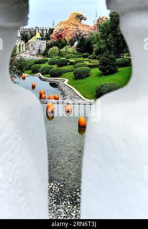 (150806) -- CHANGCHUN, 06. August 2015 -- Foto aufgenommen auf Agu. 6, 2015 zeigt den Blick auf die Stadt Changchun Film Century in Changchun, der Hauptstadt der nordöstlichen Provinz Jilin. Mehr als 8 Millionen einheimische und internationale Touristen haben diesen Film-Themenpark besucht, der erste in China seit seiner Eröffnung vor 10 Jahren. ) (Yl) CHINA-JILIN-CHANGCHUN-FILM CENTURY CITY(CN) WangxHaofei PUBLICATIONxNOTxINxCHN 150806 Changchun Aug 06 2015 Foto aufgenommen AM AGU 6 2015 zeigt die Ansicht der Changchun Film Century City in Changchun Hauptstadt der Nordostchina S Jilin Provinz mehr als 8 Millionen Inland und Internationa Stockfoto