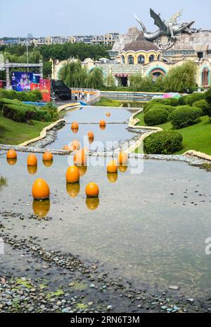 (150806) -- CHANGCHUN, 06. August 2015 -- Foto aufgenommen auf Agu. 6, 2015 zeigt den Blick auf die Stadt Changchun Film Century in Changchun, der Hauptstadt der nordöstlichen Provinz Jilin. Mehr als 8 Millionen einheimische und internationale Touristen haben diesen Film-Themenpark besucht, der erste in China seit seiner Eröffnung vor 10 Jahren. ) (Yl) CHINA-JILIN-CHANGCHUN-FILM CENTURY CITY(CN) WangxHaofei PUBLICATIONxNOTxINxCHN 150806 Changchun Aug 06 2015 Foto aufgenommen AM AGU 6 2015 zeigt die Ansicht der Changchun Film Century City in Changchun Hauptstadt der Nordostchina S Jilin Provinz mehr als 8 Millionen Inland und Internationa Stockfoto