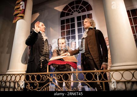 Mount VERNON George Washington Exhibit Alexandria VA // MOUNT VERNON, Alexandria, VA — Eine Museumsausstellung am Mount Vernon zeigt, wie George Washington als erster Präsident der Vereinigten Staaten vereidigt wird. Das historische Anwesen am Ufer des Potomac River diente von 1754 bis zu seinem Tod 1799 als Wohnhaus Washingtons. Mount Vernon ist als nationales Wahrzeichen und Museum erhalten und bietet Besuchern Einblick in das persönliche Leben und das Erbe des ersten amerikanischen Präsidenten. Das Anwesen umfasst etwa 500 Hektar der ursprünglichen Plantage und verfügt über die minutiöse Stockfoto