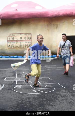 (150806) -- CHANGCHUN, 06. August 2015 -- Touristen haben Spaß in Changchun Film Century City in Changchun, Hauptstadt der nordöstlichen chinesischen Provinz Jilin, Agu. 6, 2015. Mehr als 8 Millionen einheimische und internationale Touristen haben diesen Film-Themenpark besucht, der erste in China seit seiner Eröffnung vor 10 Jahren. ) (Yl) CHINA-JILIN-CHANGCHUN-FILM CENTURY CITY(CN) WangxHaofei PUBLICATIONxNOTxINxCHN 150806 Changchun Aug 06 2015 Touristen haben Spaß in Changchun Film CENTURY City in Changchun Hauptstadt von Nordostchina S Jilin Province AGU 6 2015 mehr als 8 Millionen inländische und internationale Touristen haben besucht Stockfoto