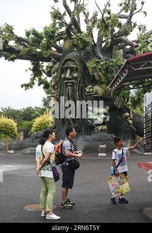 (150806) -- CHANGCHUN, 06. August 2015 -- Touristen besuchen Changchun Film Century City in Changchun, Hauptstadt der nordöstlichen chinesischen Provinz Jilin, Agu. 6, 2015. Mehr als 8 Millionen einheimische und internationale Touristen haben diesen Film-Themenpark besucht, der erste in China seit seiner Eröffnung vor 10 Jahren. ) (Yl) CHINA-JILIN-CHANGCHUN-FILM CENTURY CITY(CN) WangxHaofei PUBLICATIONxNOTxINxCHN 150806 Changchun Aug 06 2015 Touristen besuchen Changchun Film CENTURY City in Changchun Hauptstadt von Nordostchina S Jilin Province AGU 6 2015 mehr als 8 Millionen inländische und internationale Touristen haben diesen Film T besucht Stockfoto