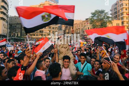 (150807) -- KAIRO , - Ägypter feiern am 6. August 2015 die Einweihung des Neuen Suez-Kanals auf dem Tahrir-Platz in Kairo, Ägypten. ) ÄGYPTEN-KAIRO-CELEBRATION-NEW SUEZ CANAL AhmedxGomaa PUBLICATIONxNOTxINxCHN 150807 Kairoer Ägypter feiern die Einweihung des New Suez Canal AM Tahrir Square in Kairo Ägypten AM 6. August 2015 Kairoer Celebration New Suez Canal AhmedxGomaa PUBLICATIONxNOTxINxCHN Stockfoto