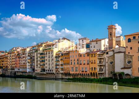 Blick auf Lungarno degli Acciaiuoli. Alte Gebäude am Nordufer des Arno am Nachmittag, an einem sonnigen Tag. Stockfoto