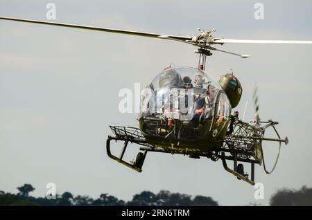 Bell 47G Vintage-Hubschrauber G-MASH repräsentiert den medizinischen Evakuierungshubschrauber, der in der TV-Sendung MASH of the Korean war verwendet wird und auf der Airshow fliegt Stockfoto