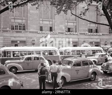 BUSSE UND TAXIS AUS DEN 1940ER JAHREN VOR DER PHILADELPHIA CONVENTION HALL WÄHREND DER REPUBLICAN NATIONAL CONVENTION 1940 - Q40659 CPC001 HARS-FÜHRUNG PRÄSIDENTSCHAFTS-OPPORTUNITY-POLITIK IMMOBILIENSTRUKTUREN STÄDTE STERNE UND STREIFEN BAUEN ALTE RUHMBUSSE ROT WEISS UND BLAU TAXIS, DIE MIT SCHWARZ-WEISSEN TAXIS VERKEHREN, HABEN ALTE FAHRZEUGE ABGERISSEN Stockfoto