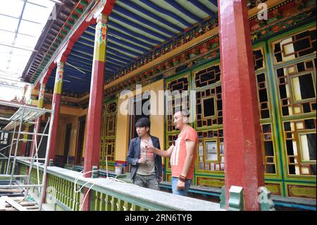 (150807) -- LHASA, - Lobsang Tashi (R) spricht mit seinem Mitarbeiter in einem seiner traditionellen Hotels im tibetischen Stil, das in Lhasa, der Hauptstadt der autonomen Region Tibet im Südwesten Chinas, im Bau ist, 5. August 2015. Lobsang Tashi wurde in einem Bergdorf in der Präfektur Shannan in Tibet geboren und hat seit langem eine tiefe Liebe zur traditionellen Kultur Tibets. In seiner Jugend kam Lobsang in die Altstadt von Lhasa und arbeitete als Reiseleiter. Angetrieben von einem großen Interesse am Schutz alter Gebäude und der Kultur von Lhasa, erhielt Lobsang Tashi die Chance, ein Geschäftsrecht für die Renovierung mehrerer alter Gebäude zu gewinnen Stockfoto