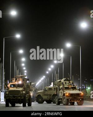 (150808) -- KABUL 8. August 2015 -- US-Militärfahrzeuge blockieren die Straße nach einem Angriff der Taliban auf ein ausländisches Gelände in Kabul, Afghanistan am 8. August 2015. Die Opfer wurden als eine Explosion befürchtet und die anschließende Schießerei schockierte in der Nähe des Flughafens in der afghanischen Hauptstadt Kabul am Freitagabend, der zweite Angriff heute Abend, sagten Quellen und Polizei. ) AFGHANISTAN-KABUL-ANGRIFF AhmadxMassoud PUBLICATIONxNOTxINxCHN 150808 Kabul 8. August 2015 US-MILITÄRFAHRZEUGE blockieren die Straße nach dem Angriff der Taliban AUF ein ausländisches Gelände in Kabul Afghanistan AM 8. August 2015 wurden Todesopfer befürchtet, dass sie explodieren würden Stockfoto