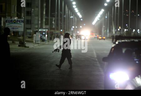 (150808) -- KABUL 8. August 2015 -- ein afghanischer Polizist läuft am Ort eines Angriffs der Taliban auf ein ausländisches Gelände in Kabul, Afghanistan, am 8. August 2015. Die Opfer wurden als eine Explosion befürchtet und die anschließende Schießerei schockierte in der Nähe des Flughafens in der afghanischen Hauptstadt Kabul am Freitagabend, der zweite Angriff heute Abend, sagten Quellen und Polizei. ) AFGHANISTAN-KABUL-ANGRIFF AhmadxMassoud PUBLICATIONxNOTxINxCHN 150808 Kabul 8. August 2015 AUF afghanische Polizisten läuft AM Ort des Angriffs der Taliban AUF ein ausländisches Gelände in Kabul Afghanistan AM 8. August 2015 wurden Todesopfer wegen Explosion und anschließender Schießerei befürchtet Stockfoto