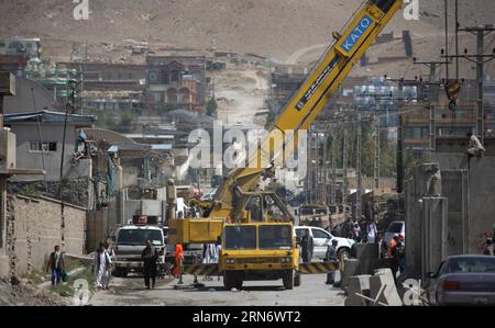 (150808) -- KABUL, 8. August 2015 -- afghanische Polizisten inspizieren den Ort eines Angriffs der Taliban auf ein ausländisches Gelände in Kabul, Afghanistan, 8. August 2015. Ein Soldat der von der NATO geführten Resolute Support (RS)-Mission wurde bei einem Angriff in Kabul am Freitagabend getötet, sagte eine Erklärung der Koalition am Samstag. )(bxq) AFGHANISTAN-KABUL-ATTACK AhmadxMassoud PUBLICATIONxNOTxINxCHN 150808 KABUL 8. August 2015 afghanische Polizisten inspizieren die Stätte des Angriffs der Taliban AUF ein ausländisches Gelände in Kabul Afghanistan 8. August 2015 ein Soldat der von der NATO geführten Resolute Support RS-Mission, was während der Mission GETÖTET wurde Stockfoto