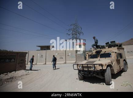 (150808) -- KABUL, 8. August 2015 -- afghanische Soldaten halten nach einem Angriff der Taliban in Kabul, Afghanistan, am 8. August 2015 außerhalb eines ausländischen Geländes Wache. Ein Soldat der von der NATO geführten Resolute Support (RS)-Mission wurde bei einem Angriff in Kabul am Freitagabend getötet, sagte eine Erklärung der Koalition am Samstag. )(bxq) AFGHANISTAN-KABUL-ATTACK AhmadxMassoud PUBLICATIONxNOTxINxCHN 150808 KABUL 8. August 2015 afghanische Soldaten beobachten außerhalb eines ausländischen Geländes nach einem Angriff der Taliban in Kabul Afghanistan 8. August 2015 ein Soldat der NATO führte Resolute Support RS Mission, was GETÖTET wurde Stockfoto