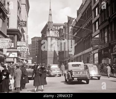 1940ER JAHRE VERKEHR UND FUSSGÄNGER AUF DER BELEBTEN WASHINGTON STREET MIT TURM DER ALTEN SOUTH CHURCH IM HINTERGRUND BOSTON MASSACHUSETTS USA - Q40464 CPC001 HARS ARCHITEKTUR MÄNTEL TRANSPORT KOPIERRAUM DAMEN GESCHÄFTE MÄNNER CHRISTIAN FUSSGÄNGER TRANSPORT B&W MASSACHUSETTS SHOPPER SHOPPER STRUKTUR RELIGIÖSES CHRISTENTUM AUFREGENDE GESCHÄFTE STÄDTE HANDEL FAITH FELLS MA NEW ENGLAND SPIRITUAL & BELIEF SCHWARZ-WEISS UNTERNEHMEN INSPIRIERENDER, ALTMODISCHER PICKUP-TRUCK-TURM Stockfoto