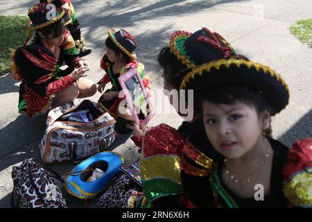 (150808) -- SAO PAULO, 8. August 2015 -- Mitglieder der bolivianischen Gemeinschaft in Sao Paulo bereiten sich auf die Teilnahme an der Feier zum 190. Jahrestag der Unabhängigkeit Boliviens am Lateinamerikanischen Memorial in Sao Paulo, Brasilien, am 8. August 2015 vor. Die Unabhängigkeit der Republik Bolivien wurde am 6. August 1825 proklamiert. Die Bevölkerung von Bolivianern, die in Sao Paulo leben, wird auf über 300 000 geschätzt. Rahel Patrasso) (jg) BRASILIEN-SAO PAULO-BOLIVIEN-GESELLSCHAFTSJUBILÄUM e RahelxPatrasso PUBLICATIONxNOTxINxCHN 150808 Sao Paulo 8. August 2015 Mitglieder der bolivianischen Gemeinschaft in Sao Paulo p Stockfoto