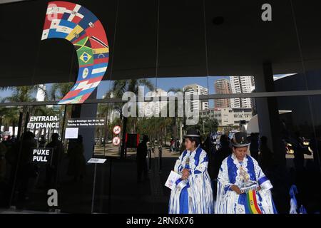 (150808) -- SAO PAULO, 8. August 2015 -- Mitglieder der bolivianischen Gemeinschaft in Sao Paulo bereiten sich auf die Teilnahme an der Feier zum 190. Jahrestag der Unabhängigkeit Boliviens am Lateinamerikanischen Memorial in Sao Paulo, Brasilien, am 8. August 2015 vor. Die Unabhängigkeit der Republik Bolivien wurde am 6. August 1825 proklamiert. Die Bevölkerung von Bolivianern, die in Sao Paulo leben, wird auf über 300 000 geschätzt. Rahel Patrasso) (jg) BRASILIEN-SAO PAULO-BOLIVIEN-GESELLSCHAFTSJUBILÄUM e RahelxPatrasso PUBLICATIONxNOTxINxCHN 150808 Sao Paulo 8. August 2015 Mitglieder der bolivianischen Gemeinschaft in Sao Paulo p Stockfoto