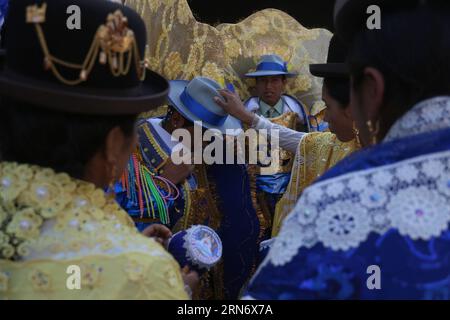 (150808) -- SAO PAULO, 8. August 2015 -- Mitglieder der bolivianischen Gemeinschaft in Sao Paulo bereiten sich auf die Teilnahme an der Feier zum 190. Jahrestag der Unabhängigkeit Boliviens am Lateinamerikanischen Memorial in Sao Paulo, Brasilien, am 8. August 2015 vor. Die Unabhängigkeit der Republik Bolivien wurde am 6. August 1825 proklamiert. Die Bevölkerung von Bolivianern, die in Sao Paulo leben, wird auf über 300 000 geschätzt. Rahel Patrasso) (jg) BRASILIEN-SAO PAULO-BOLIVIEN-GESELLSCHAFTSJUBILÄUM e RahelxPatrasso PUBLICATIONxNOTxINxCHN 150808 Sao Paulo 8. August 2015 Mitglieder der bolivianischen Gemeinschaft in Sao Paulo p Stockfoto