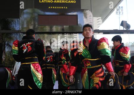 (150808) -- SAO PAULO, 8. August 2015 -- Mitglieder der bolivianischen Gemeinschaft in Sao Paulo bereiten sich auf die Teilnahme an der Feier zum 190. Jahrestag der Unabhängigkeit Boliviens am Lateinamerikanischen Memorial in Sao Paulo, Brasilien, am 8. August 2015 vor. Die Unabhängigkeit der Republik Bolivien wurde am 6. August 1825 proklamiert. Die Bevölkerung von Bolivianern, die in Sao Paulo leben, wird auf über 300 000 geschätzt. Rahel Patrasso) (jg) BRASILIEN-SAO PAULO-BOLIVIEN-GESELLSCHAFTSJUBILÄUM e RahelxPatrasso PUBLICATIONxNOTxINxCHN 150808 Sao Paulo 8. August 2015 Mitglieder der bolivianischen Gemeinschaft in Sao Paulo p Stockfoto