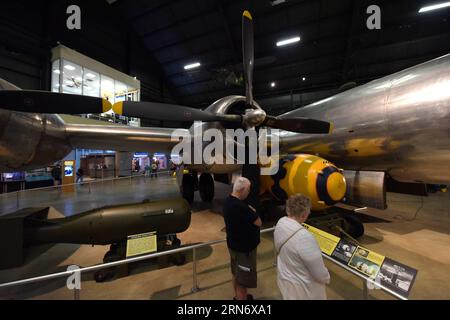 (150809) -- DAYTON, 9. August 2015 -- Besucher schauen sich entmilitarisierte Atombomben an, die den Spitznamen Little Boy (L) und Fat man (R) tragen, und den Bockscar B-29 Bomber im National Museum of the United States Air Force in Dayton, Ohio, 6. August 2015. Um Japans Kapitulation im Zweiten Weltkrieg zu beschleunigen, warf die US-Armee im August 1945 Atombomben in die japanischen Städte Hiroshima und Nagasaki. US-OHIO-WORLD WAR II-MUSEUM-ATOM BOMBS YinxBogu PUBLICATIONxNOTxINxCHN 150809 Dayton 9. August 2015 Besucher Schauen Sie SICH Demilitarized Atom Bombs AN, die den Spitznamen Little Boy l und Fat man r tragen Stockfoto