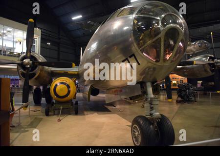 (150809) -- DAYTON, 9. August 2015 -- Besucher schauen sich eine entmilitarisierte Atombombe an, die den Spitznamen Fat man (L Lower, Yellow) trägt, und den Bockscar B-29-Bomber im National Museum of the United States Air Force in Dayton, Ohio, 6. August 2015. Um Japans Kapitulation im Zweiten Weltkrieg zu beschleunigen, warf die US-Armee im August 1945 Atombomben in die japanischen Städte Hiroshima und Nagasaki. US-OHIO-WORLD WAR II-MUSEUM-ATOM BOMBEN YinxBogu PUBLICATIONxNOTxINxCHN 150809 Dayton 9. August 2015 Besucher Schauen Sie SICH eine entmilitarisierte Atom-Bombe AN, die den Spitznamen Fat man l Lower Yellow und The B trägt Stockfoto