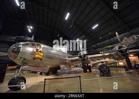 (150809) -- DAYTON, 9. August 2015 -- Besucher schauen sich den Bockscar B-29 Bomber im National Museum of the United States Air Force in Dayton, Ohio, 6. August 2015 an. Um Japans Kapitulation im Zweiten Weltkrieg zu beschleunigen, warf die US-Armee im August 1945 Atombomben in die japanischen Städte Hiroshima und Nagasaki. US-OHIO-WORLD WAR II-MUSEUM-ATOM BOMBEN YinxBogu PUBLICATIONxNOTxINxCHN 150809 Dayton 9. August 2015 Besucher Schauen Sie sich die B 29 Bomber IM National Museum of the United States Air Force in Dayton Ohio 6. August 2015 AN, um die Kapitulation Japans in Worl zu beschleunigen Stockfoto